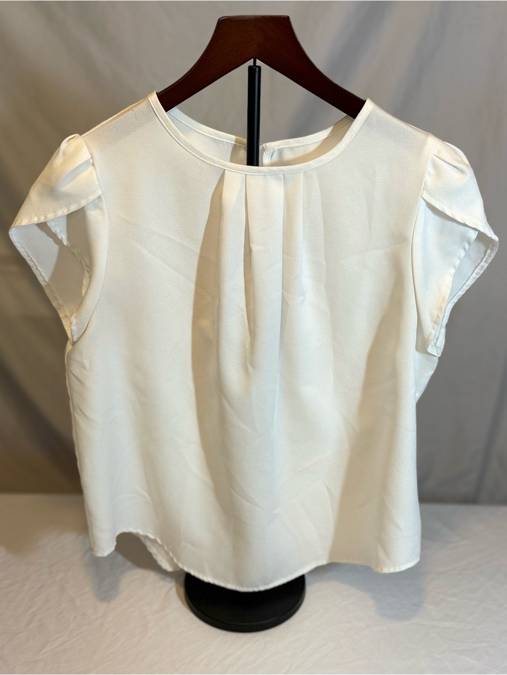 Women's White Pleated Cap Sleeve Blouse Size Large (XX)